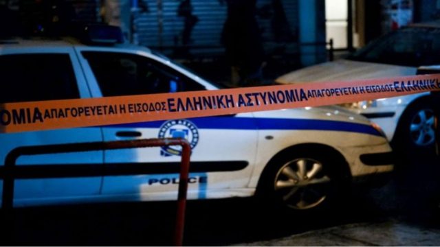 Σοκ στη Καλλιθέα: Mαχαίρωσε την 30χρονη κόρη της μπροστά στα εγγόνια (Video)
