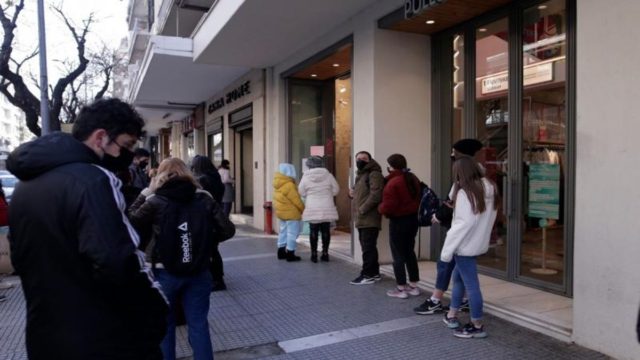 300 ευρώ πρόστιμο σε όσους κάθονται «στα όρθια» έξω από καφέ και εστιατόρια