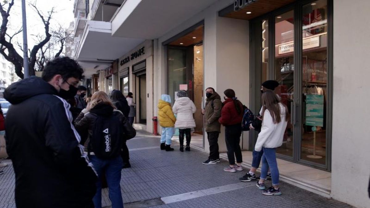 300 ευρώ πρόστιμο σε όσους κάθονται «στα όρθια» έξω από καφέ και εστιατόρια
