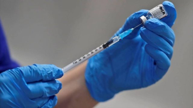 Κορωνοϊός: Στα “βαθιά” νερά η Κομισιόν με την παράδοση των εμβολίων