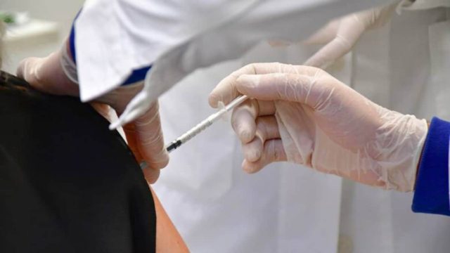 “Βόμβα” για τον κορωνοϊό: Μέχρι το τέλος του καλοκαιριού θα έχουν εμβολιαστεί όλοι