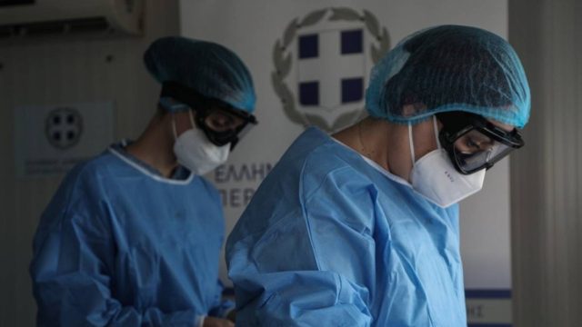 Κορωνοϊός: Ανάσα με μικρή βελτίωση στα κρούσματα – Αυξάνονται οι διασωληνωμένοι