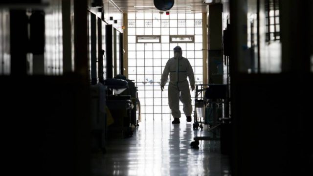 Κορωνοϊός: «Κόκκινος» συναγερμός στο ΕΣΥ – «Έκρηξη» κρουσμάτων και διασωληνωμένων