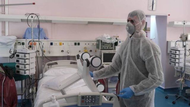 Κορωνοϊός: Συνεχίζεται η «έκρηξη» κρουσμάτων – Μεγάλη «μάχη» να μείνει όρθιο το σύστημα υγείας