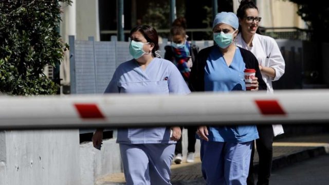 Κορωνοϊός: Εφιάλτης με πάνω από 1.000 κρούσματα – Αντέχει προς το παρόν το ΕΣΥ