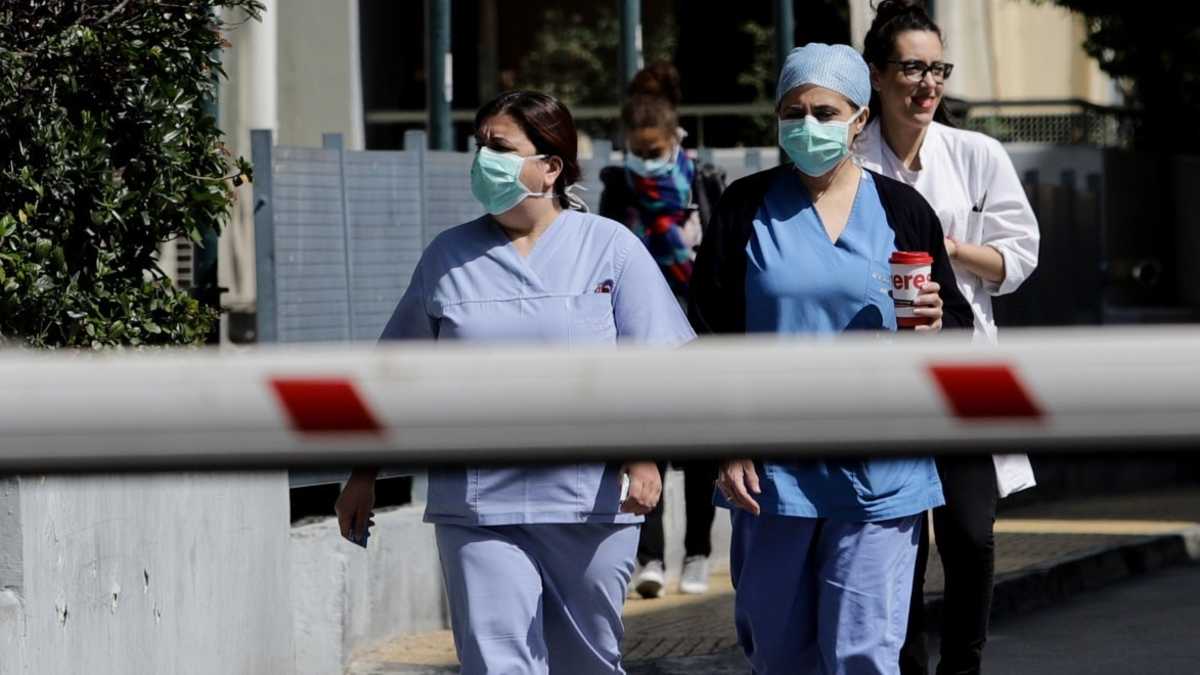 Κορωνοϊός: Εφιάλτης με πάνω από 1.000 κρούσματα – Αντέχει προς το παρόν το ΕΣΥ