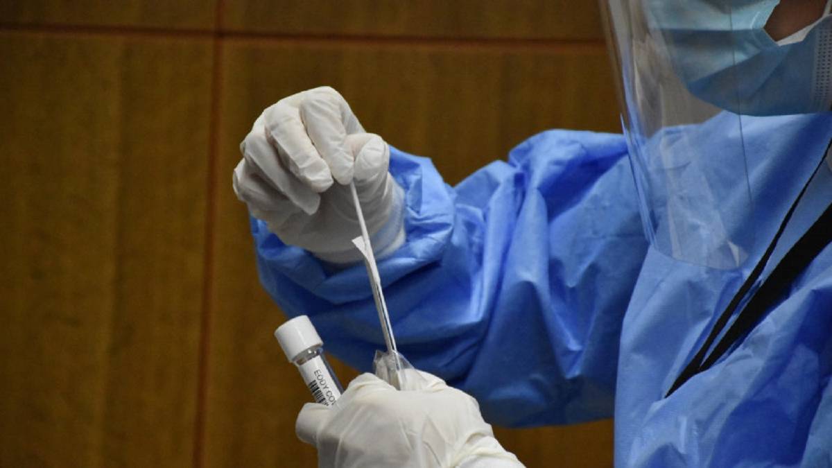 Κορωνοϊός: Εντείνεται η ανησυχία με νέο τετραψήφιο αριθμό κρουσμάτων