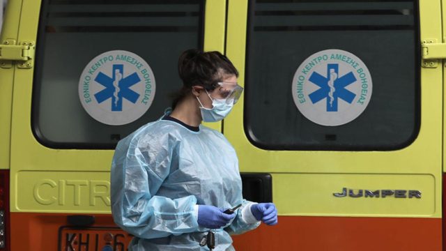 Παύουν οι διακομιδές ασθενών Covid-19 από όμορους νομούς προς τα νοσοκομεία της Αττικής