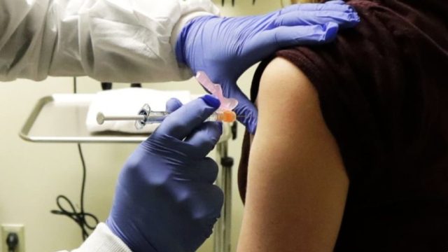 Κορωνοϊός: Στις 12:00 θα αρχίσουν οι εμβολιασμοί στην Αττική – Τι ισχύει για όσους έχασαν το ραντεβού τους λόγω κακοκαιρίας (Video)