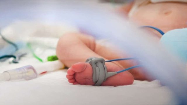 Κορωνοϊός: Αγωνία για δύο βρέφη 22 και 25 ημερών – Διασωληνωμένο το ένα (Video)