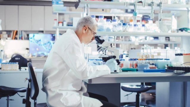 Σωθήκαμε: Βρέθηκε το… μαγικό φίλτρο που μας προστατεύει από τον κορωνοϊό πριν από τον πλήρη εμβολιασμό