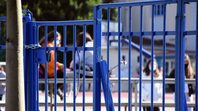 Lockdown: Επιστροφή στην τηλεκπαίδευση για τα σχολεία – Ποιοι εκπαιδευτικοί βγαίνουν σε αναστολή