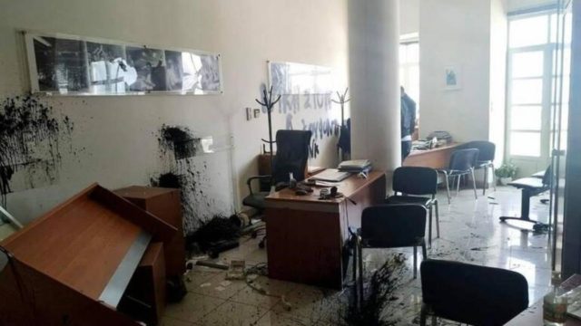 Η αλητεία συνεχίζεται: Επίθεση στο γραφείο του Αυγενάκη από οπαδούς του Κουφοντίνα