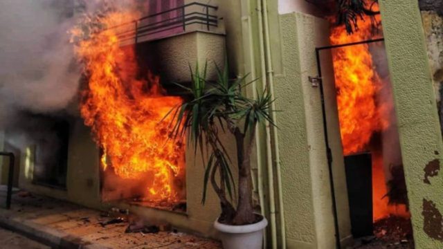 Συναγερμός στη Μεταμόρφωση: Πυρκαγιά ξέσπασε σε κτήριο