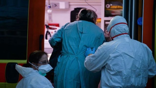 Κορωνοϊός: Μεγάλη “βουτιά” στα κρούσματα – Ασταμάτητη η αύξηση με τους διασωληνωμένους