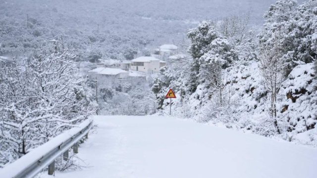 Κακοκαιρία “Μήδεια”: “Χτύπησε” και την Κρήτη – “Ντύθηκε” στα λευκά το Οροπέδιο Λασιθίου