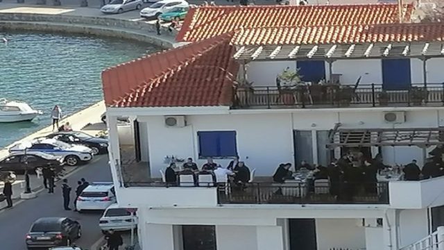 Κορωνο-γεύμα Μητσοτάκη στην Ικαρία; Συνωστισμό στο τραπέζι του πρωθυπουργού καταγγέλλει κάτοικος (photo)