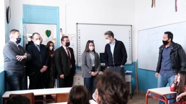 Αδιανόητη κίνηση στην Ικαρία: Έφεραν τα παιδιά… σηκωτά στο σχολείο για να χαιρετήσουν τον Μητσοτάκη