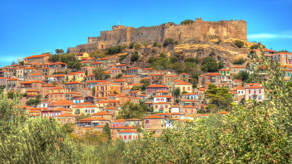 Μόλυβος: Γνωρίστε ένα από τα πιο όμορφα χωριά της Ελλάδας με παραδοσιακά πετρόχτιστα σπίτια