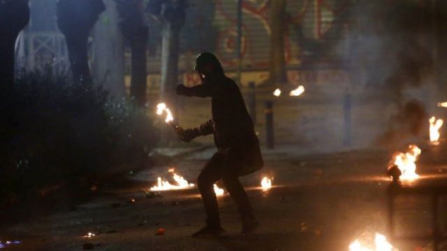 Συναγερμός: Επίθεση με μολότοφ στο Δημαρχείο του Μοσχάτου