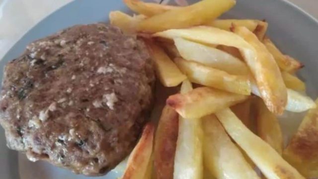 Μπιφτέκια γεμιστά με φέτα και πατάτες