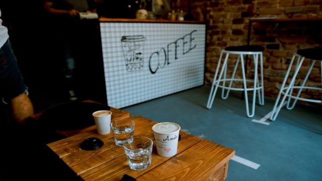 Νέα μέτρα για εστίαση και take away: Πρόστιμα σε πελάτες και επιχειρηματίες