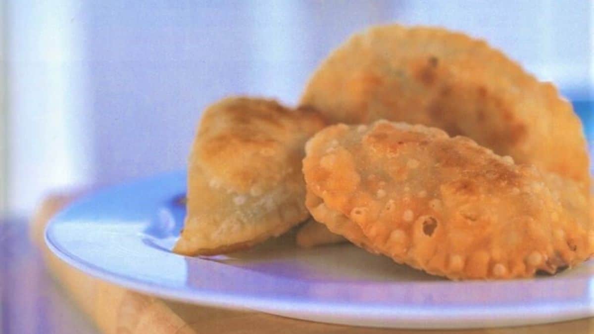 Νησιώτικα τυροπιτάκια με ξινομυζήθρα
