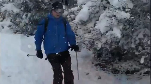 Κακοκαιρία “Μήδεια”: Ο πρέσβης της Νορβηγίας τα “βάζει” με το κρύο και κάνει σκι στη… Φιλοθέη (video)