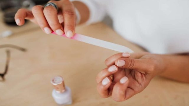 Γιατί ξεφλουδίζουν τα νύχια σας; 4 τρόποι να το αντιμετωπίσετε