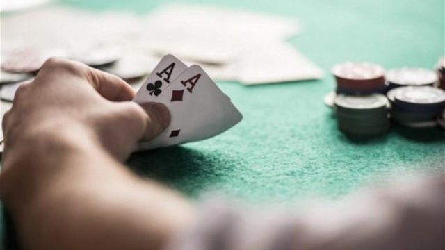 Κυψέλη: Έπιασαν στα “πράσα” πασίγνωστο τραγουδιστή σε παράνομη χαρτοπαικτική λέσχη (video)