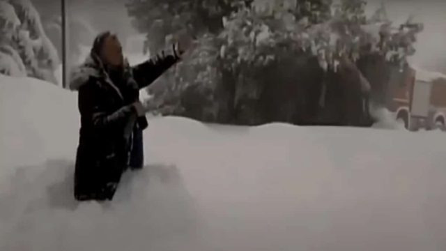 Ρεπόρτερ του ΑΝΤ1 έπεσε στα… γόνατα για να δείξει το ύψος του χιονιού! (Video)