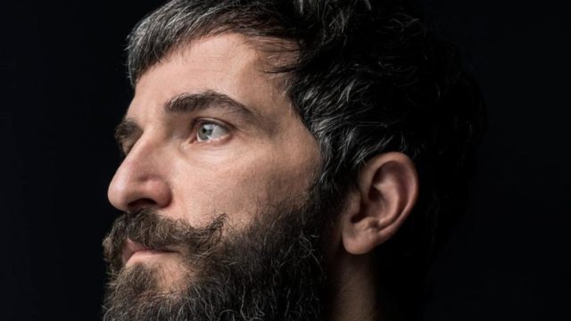 Ο Άρης Σερβετάλης μεταμορφώνεται σε «Ριχάρδο Β’» για τρεις online παραστάσεις