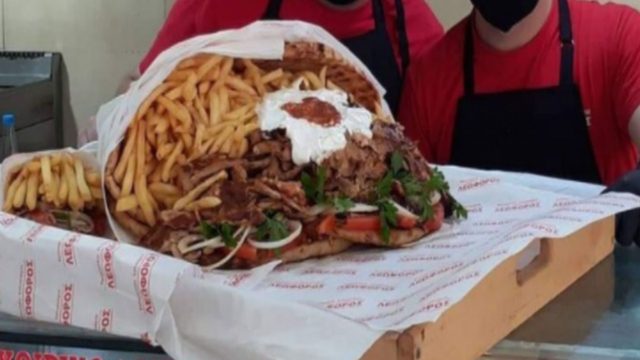 Ανθοδέσμη πιτόγυρο για του Αγίου Βαλεντίνου: Ζυγίζει 8,5 κιλά και ισοδυναμεί με 25 σουβλάκια