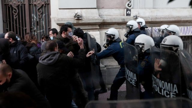 Συναγερμός στο κέντρο της Αθήνας: Επεισόδια και χημικά στη συγκέντρωση για τον Δημήτρη Κουφοντίνα