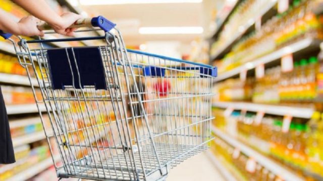 Χαμός σε σούπερ μάρκετ: Σέρνουν βίαιο πελάτη έξω από το μαγαζί – Ένας εργαζόμενος στο νοσοκομείο (video)
