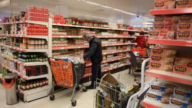 Τι αλλάζει από σήμερα (08/02) στα σούπερ μάρκετ; Τι δεν θα μπορείτε να αγοράσετε