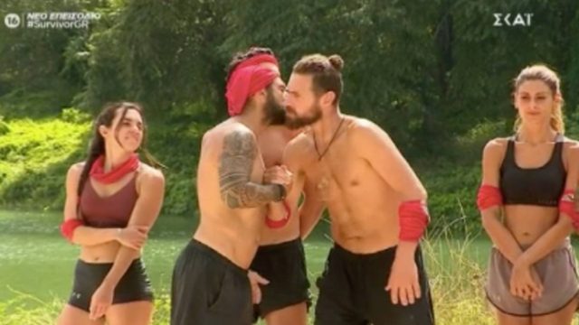 Survivor 4: Έπος μετά το αγώνισμα – Φιλήθηκαν Τριαντάφυλλος και Κώστας