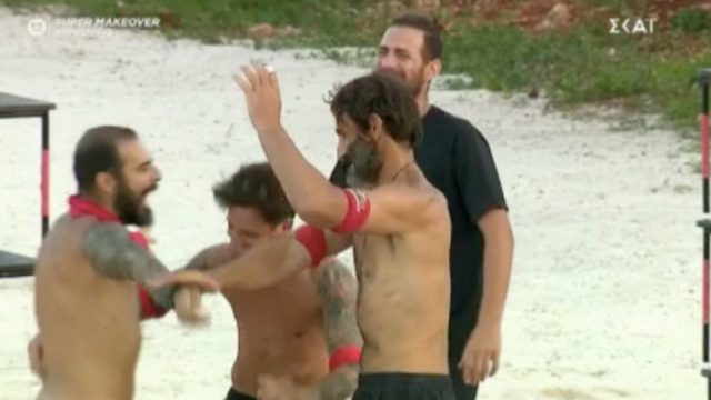 Survivor 4: Άθλιοι οι «Κόκκινοι» – Ο Τριαντάφυλλος νίκησε τον Δημήτρη Μακρόπουλο και τον ειρωνεύτηκε με… τραγούδι του Νίκου