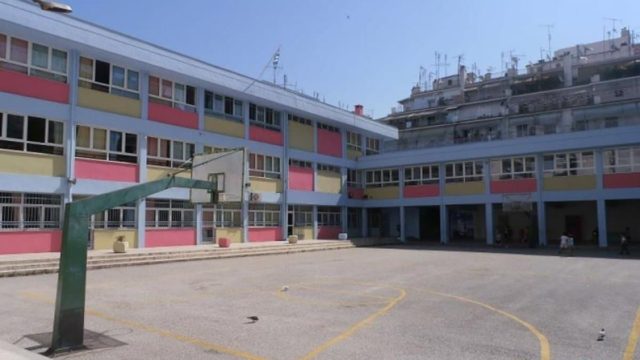 Συναγερμός στη Θεσσαλονίκη: Εκκενώθηκαν δύο σχολεία μετά από τηλεφώνημα για βόμβα