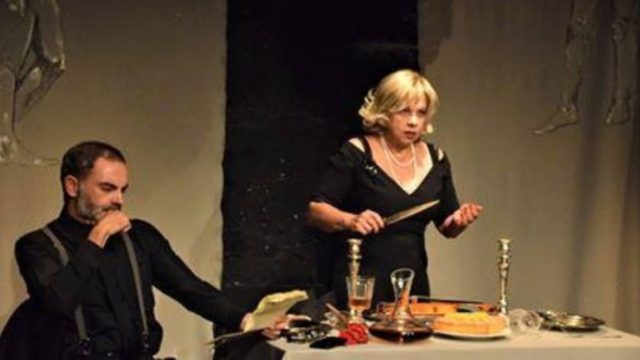 «Τάρτα Ροδάκινο»: Το θεατρικό έργο του Μηνά Βιντιάδη πάει στο Ηράκλειο μέσω διαδικτύου