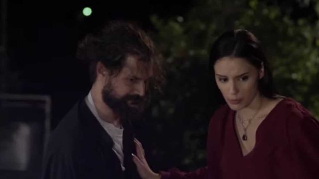 Καφέ της Χαράς: Ο πάτερ Δημήτριος γίνεται μάρτυρας της σεξουαλικής παρενόχλησης του Ιάσονα προς τη Βάλια