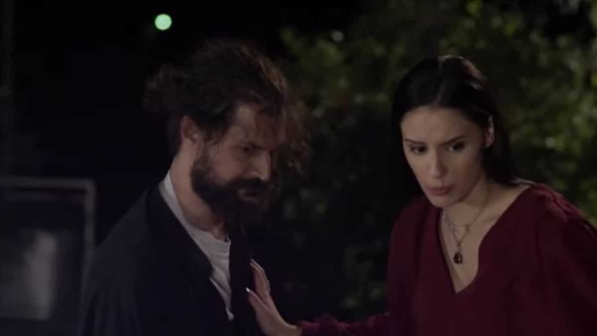 Καφέ της Χαράς: Ο πάτερ Δημήτριος γίνεται μάρτυρας της σεξουαλικής παρενόχλησης του Ιάσονα προς τη Βάλια