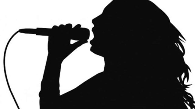 «Έπαθα 3 εγκεφαλικά και μία καρδιακή ανακοπή – Οι γιατροί μου έδιναν 10 λεπτά ζωής» – Συγκλονίζει τραγουδίστρια (Video)