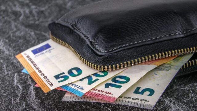 Εκκρεμείς συντάξεις: Κατατίθεται σήμερα στη Βουλή η τροπολογία για την καταβολή της εθνικής σύνταξης