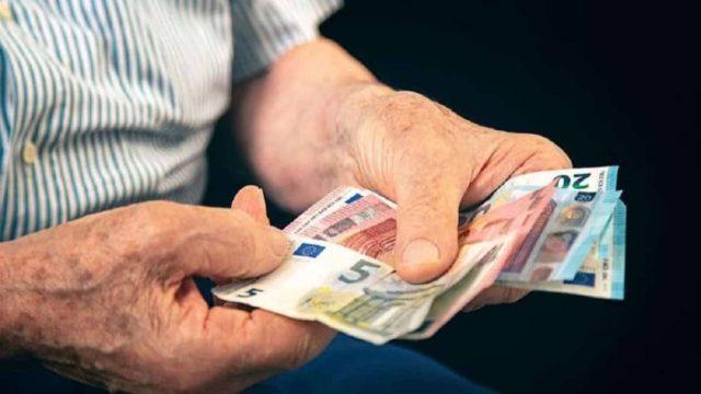 Εκκρεμείς συντάξεις: Την Δευτέρα (15/02) η τροπολογία για την καταβολή της εθνικής σύνταξης – Ποια θα είναι τα ποσά