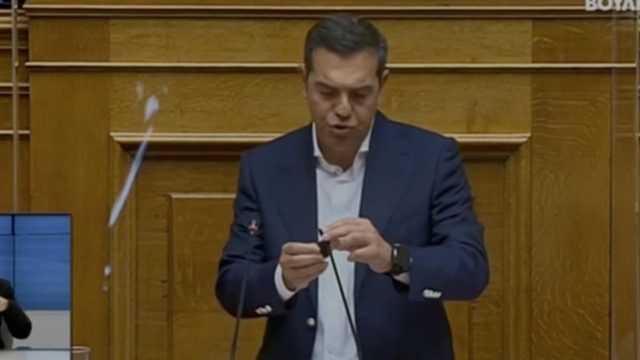 Η… κατάρα Μητσοτάκη έπεσε πάνω του: Έσπασε το μικρόφωνο του Αλέξη Τσίπρα στην ομιλία του!