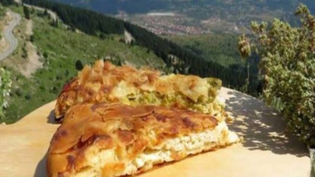 Τυρόπιτα με φέτα και μαντζουράνα – Το μυστικό είναι στο φύλλο