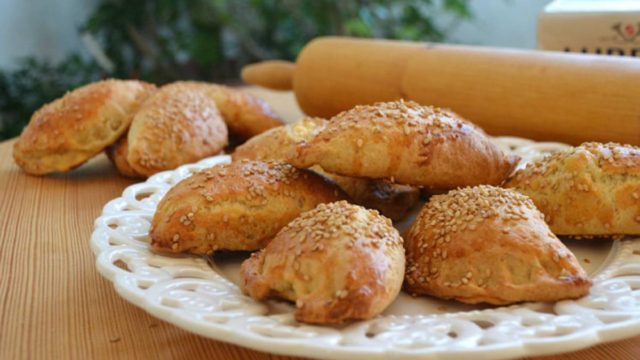 Τυροπιτάκια κουρού… σκέτη μαγεία με φέτα, γιαούρτι και αβγά