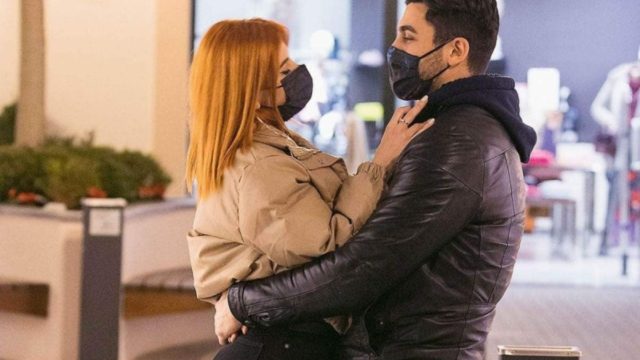 Κανένας χωρισμός: Παναγιώτης Βασιλάκος και Νικολέττα Τσομπανίδου περπατούν αγκαλιά και βάζουν τέλος στις φήμες