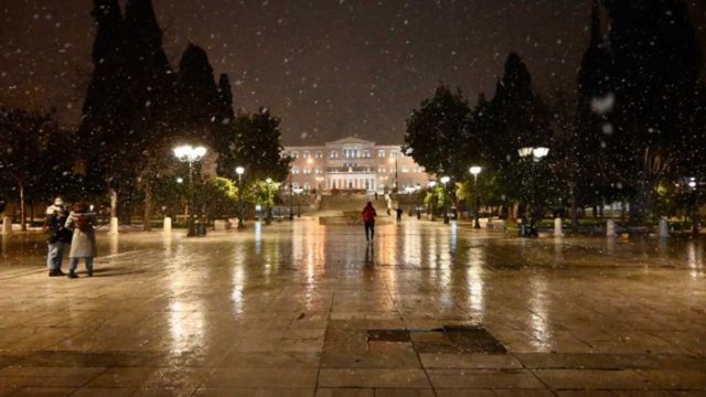 Κακοκαιρία «Μήδεια»: Χιόνια στο κέντρο της Αθήνας – Κλειστή και η Αθηνών-Λαμίας